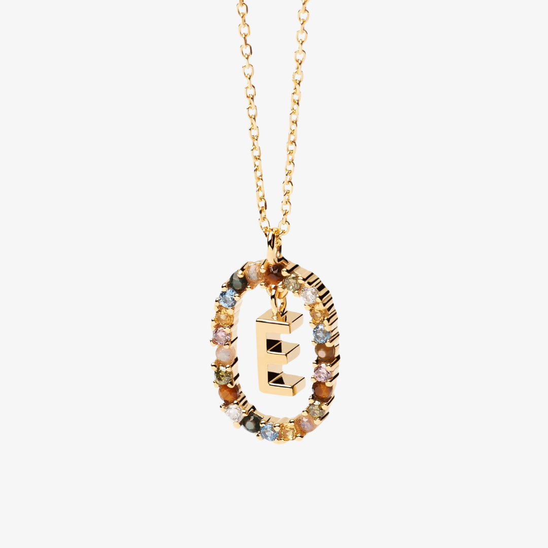 Collier pendentif initiale doré avec pierre colorée