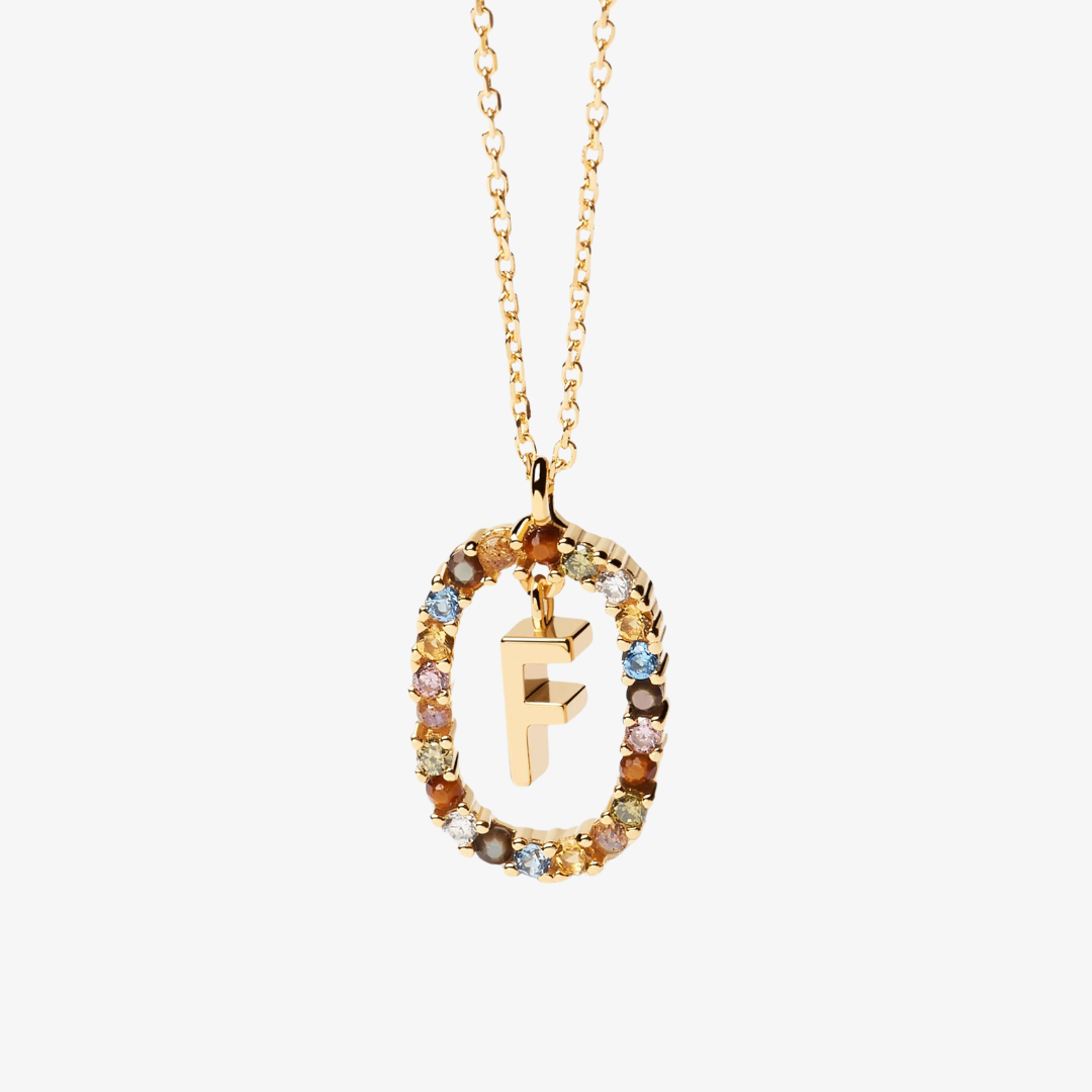 Collier pendentif initiale doré avec pierre colorée