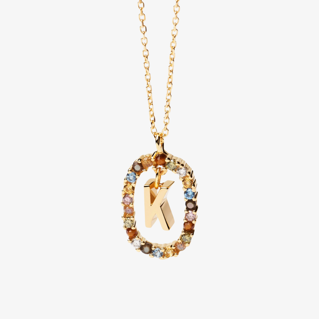 Collier pendentif initiale doré avec pierre colorée