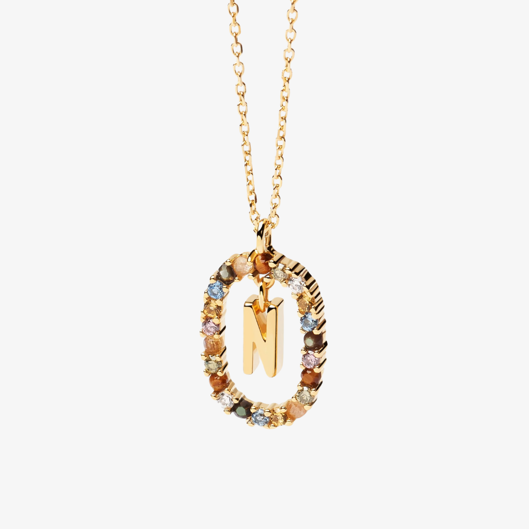 Collier pendentif initiale doré avec pierre colorée