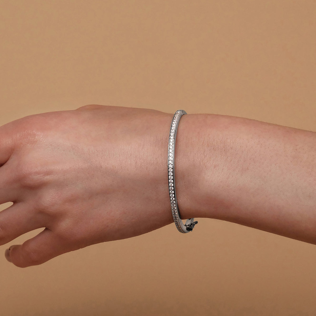 Bracelet jonc élégant serti de pierres