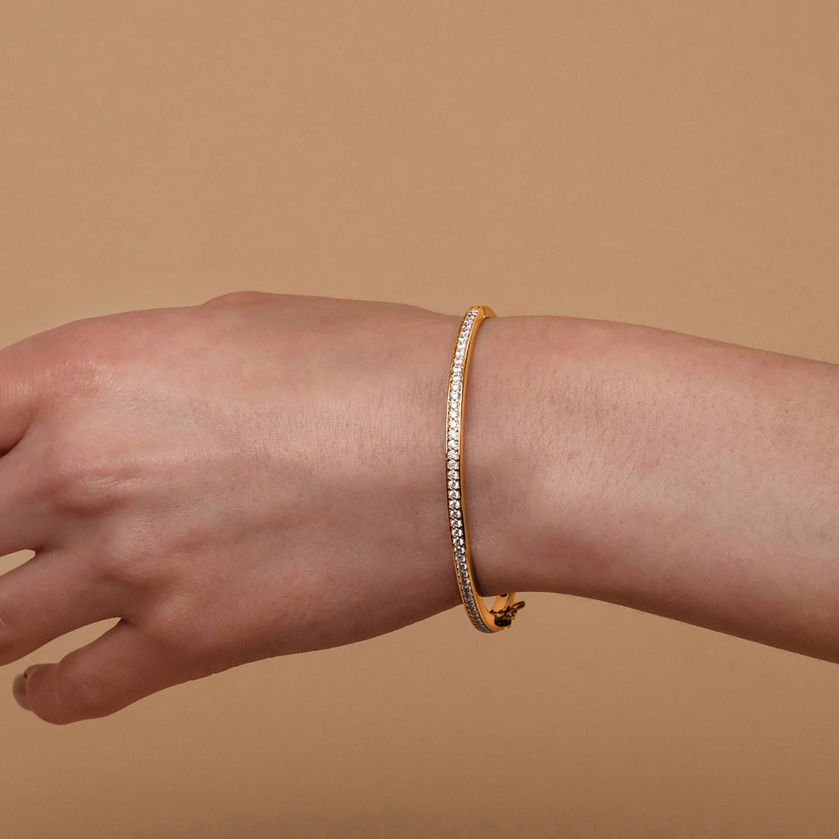 Bracelet jonc élégant serti de pierres