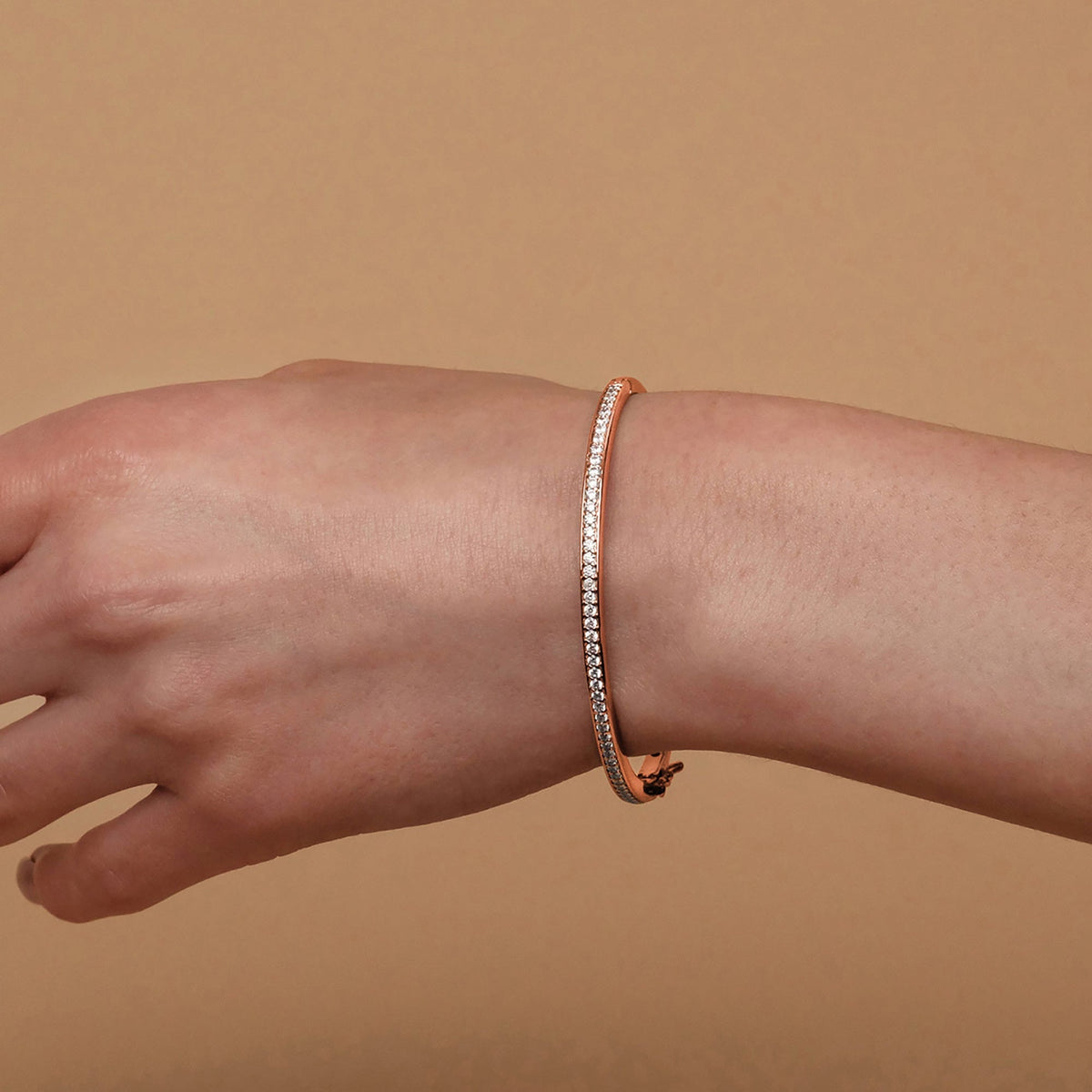 Bracelet jonc élégant serti de pierres