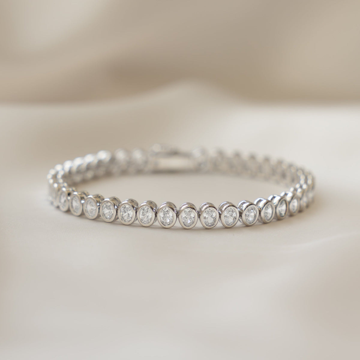 Bracelet tennis ovale en zircone cubique sertie clos