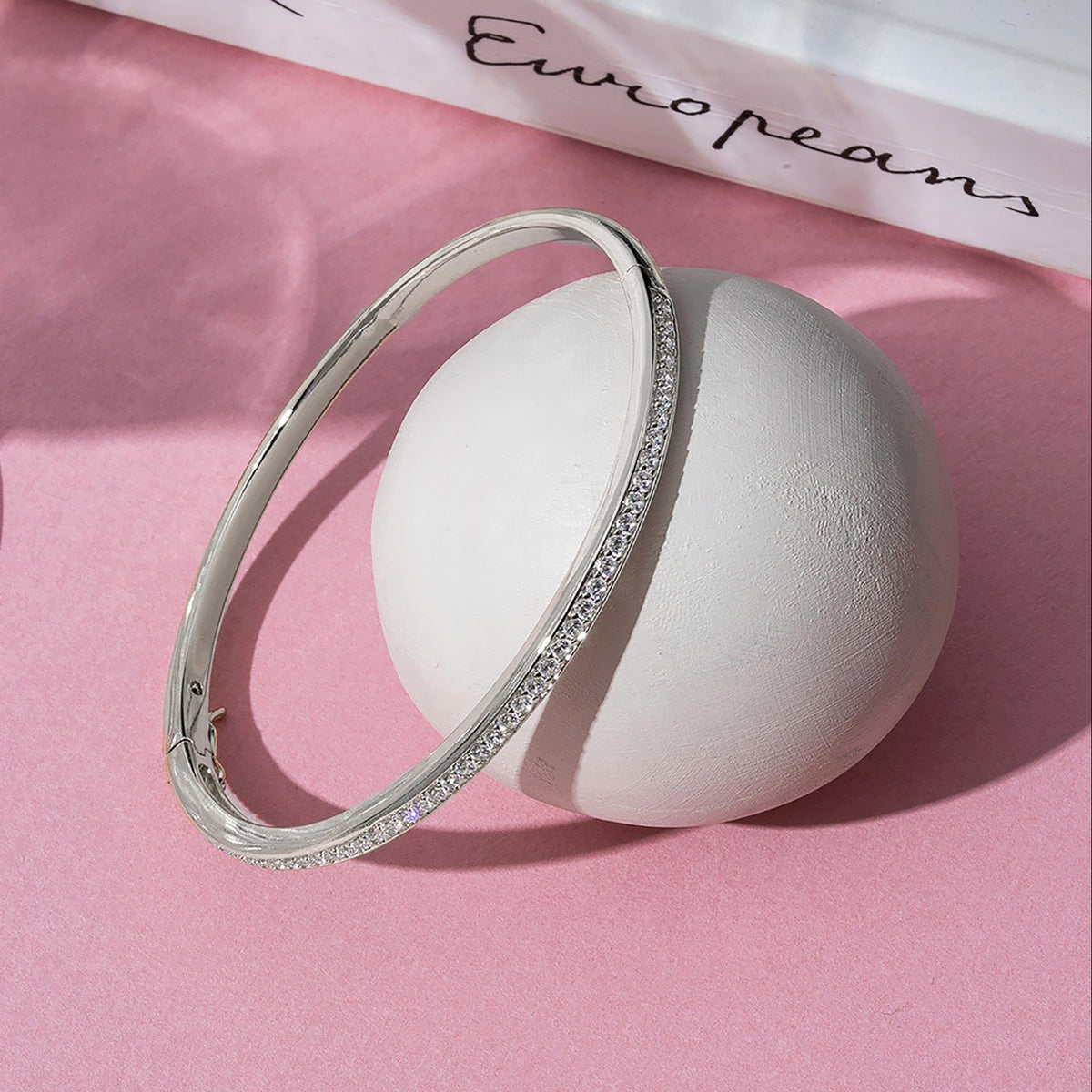 Bracelet jonc élégant serti de pierres