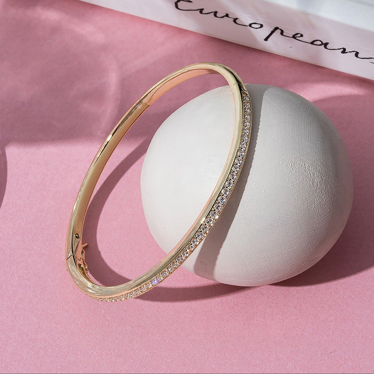 Bracelet jonc élégant serti de pierres
