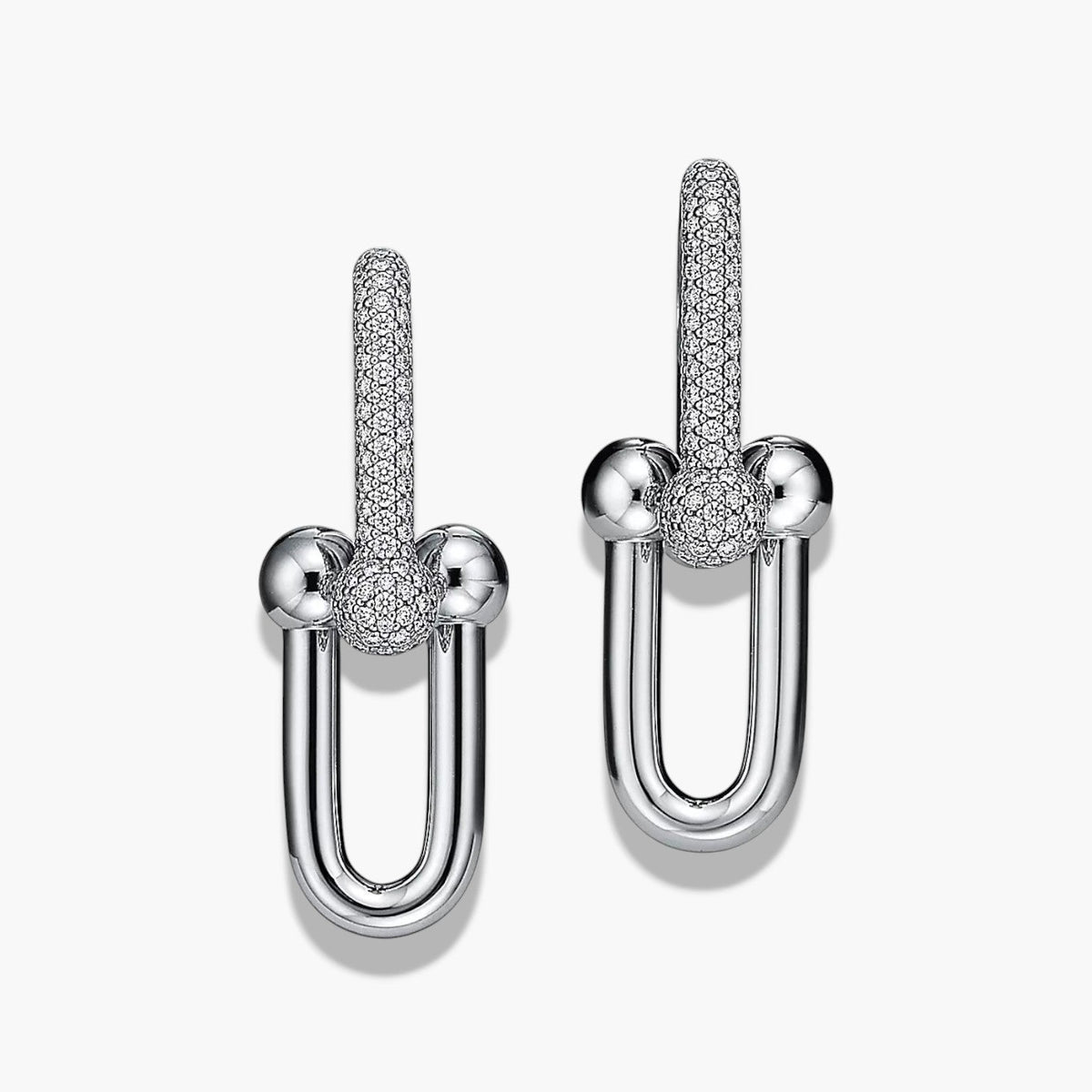 Boucles d’oreilles signature à maillons pavés de diamants
