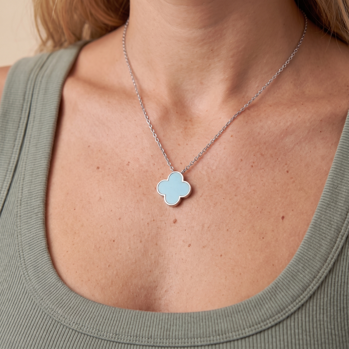 Acrylic Clover Pendant Necklace — Platin, worn