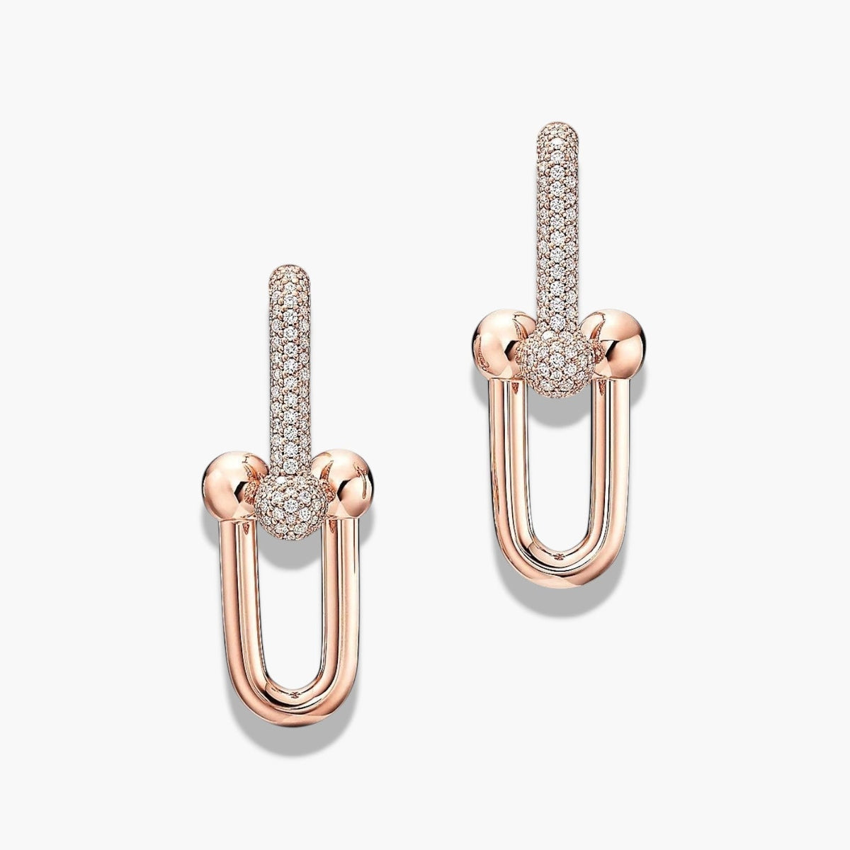 Boucles d’oreilles signature à maillons pavés de diamants