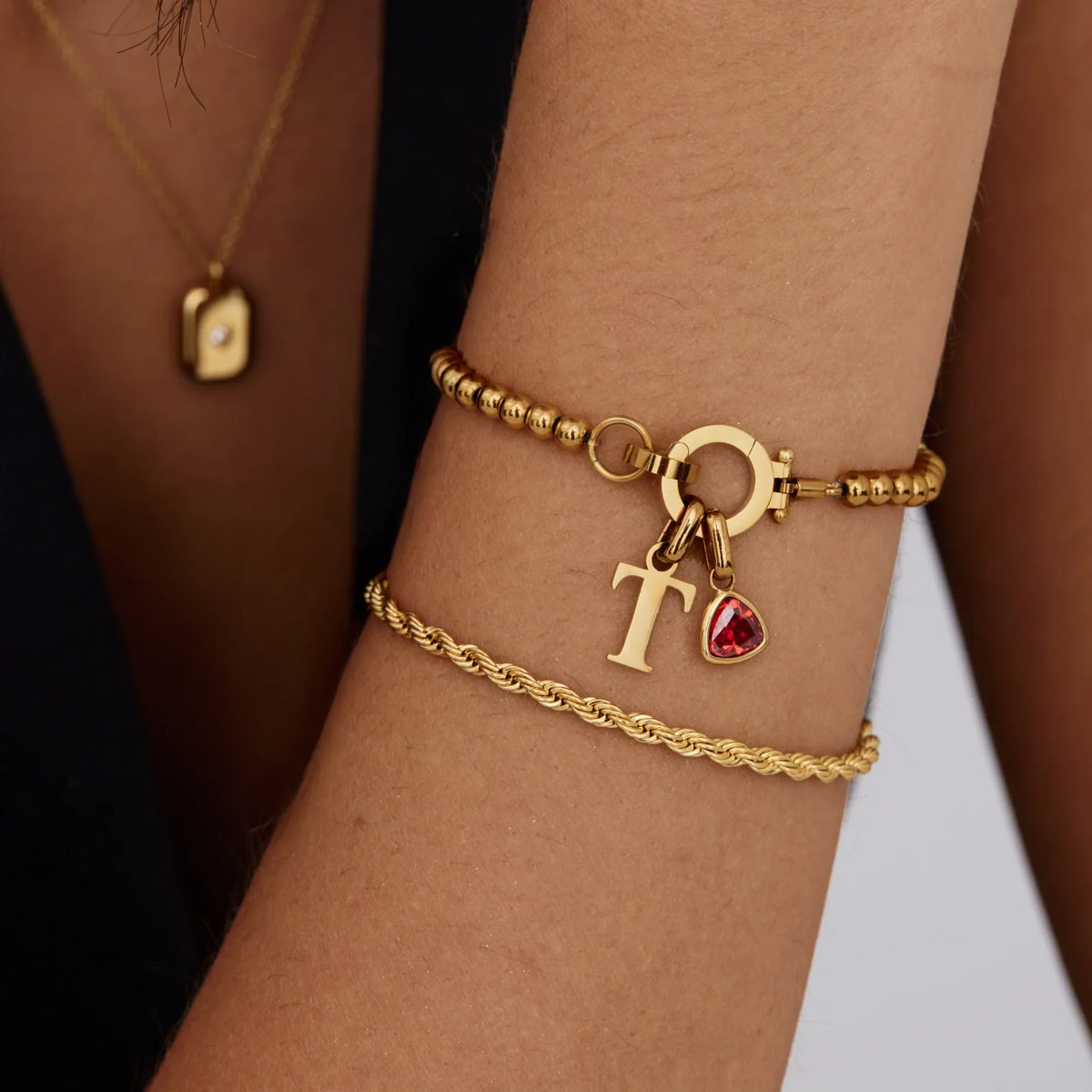Bracelet à breloque initiale et pierre de naissance