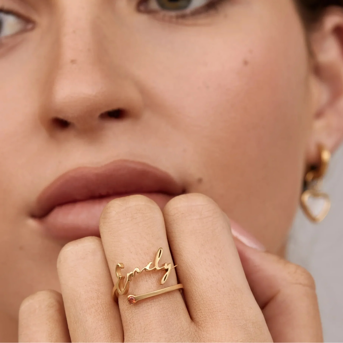 Anillo con nombre distintivo y piedra de nacimiento