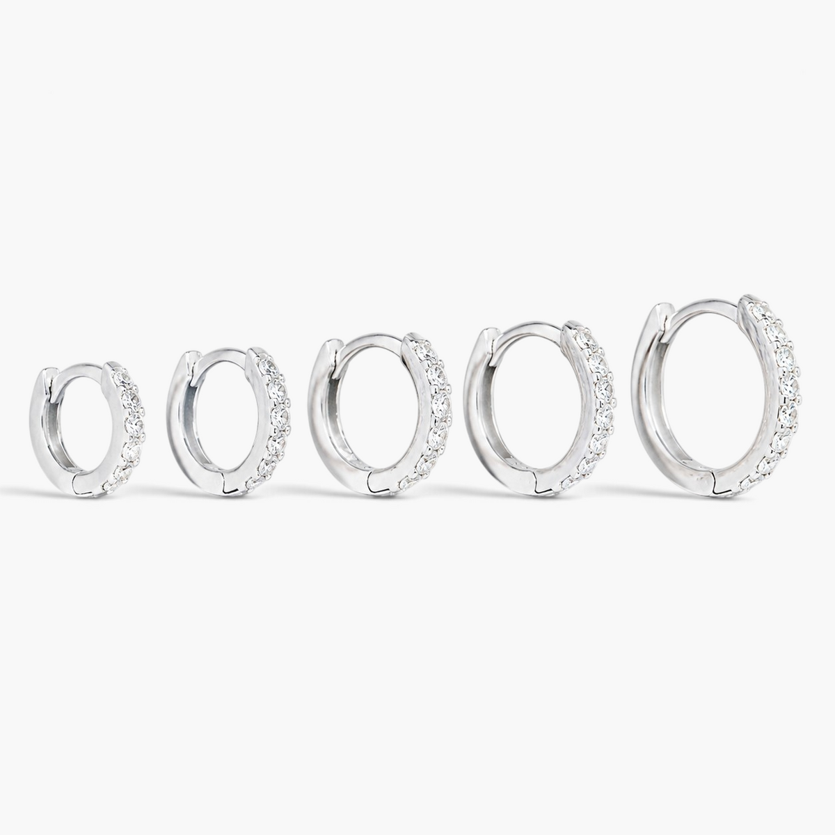 Créoles huggie pavées de zircones cubiques