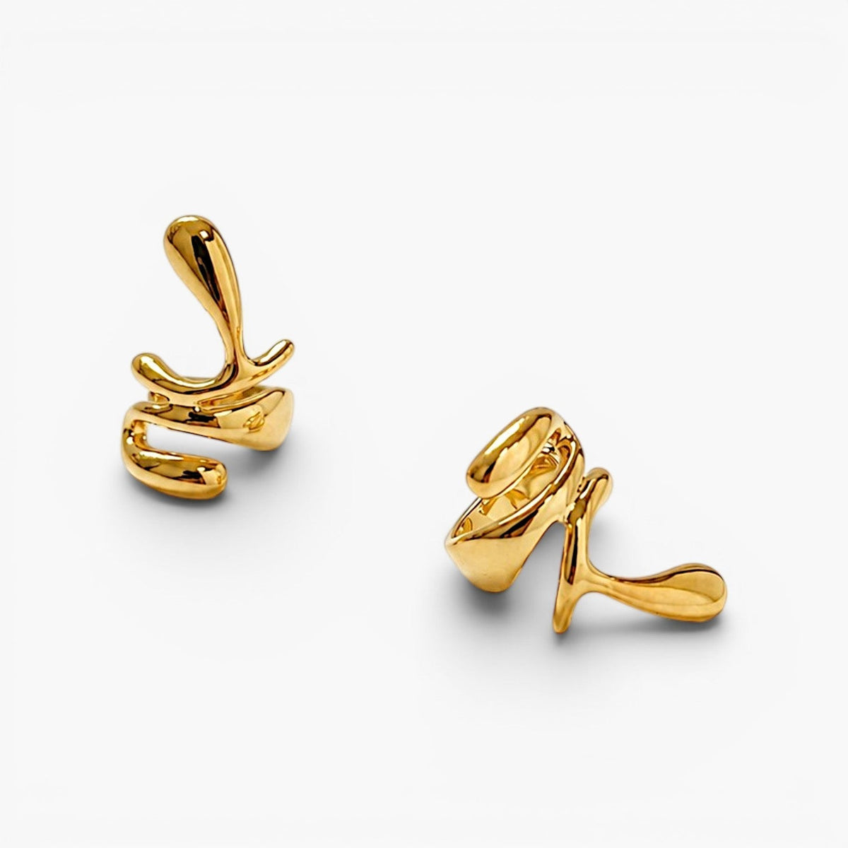 Ear cuff dorado abstracto y escultural