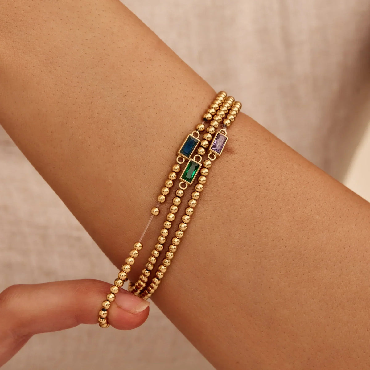 Bracelet doré à perles et pierre de naissance
