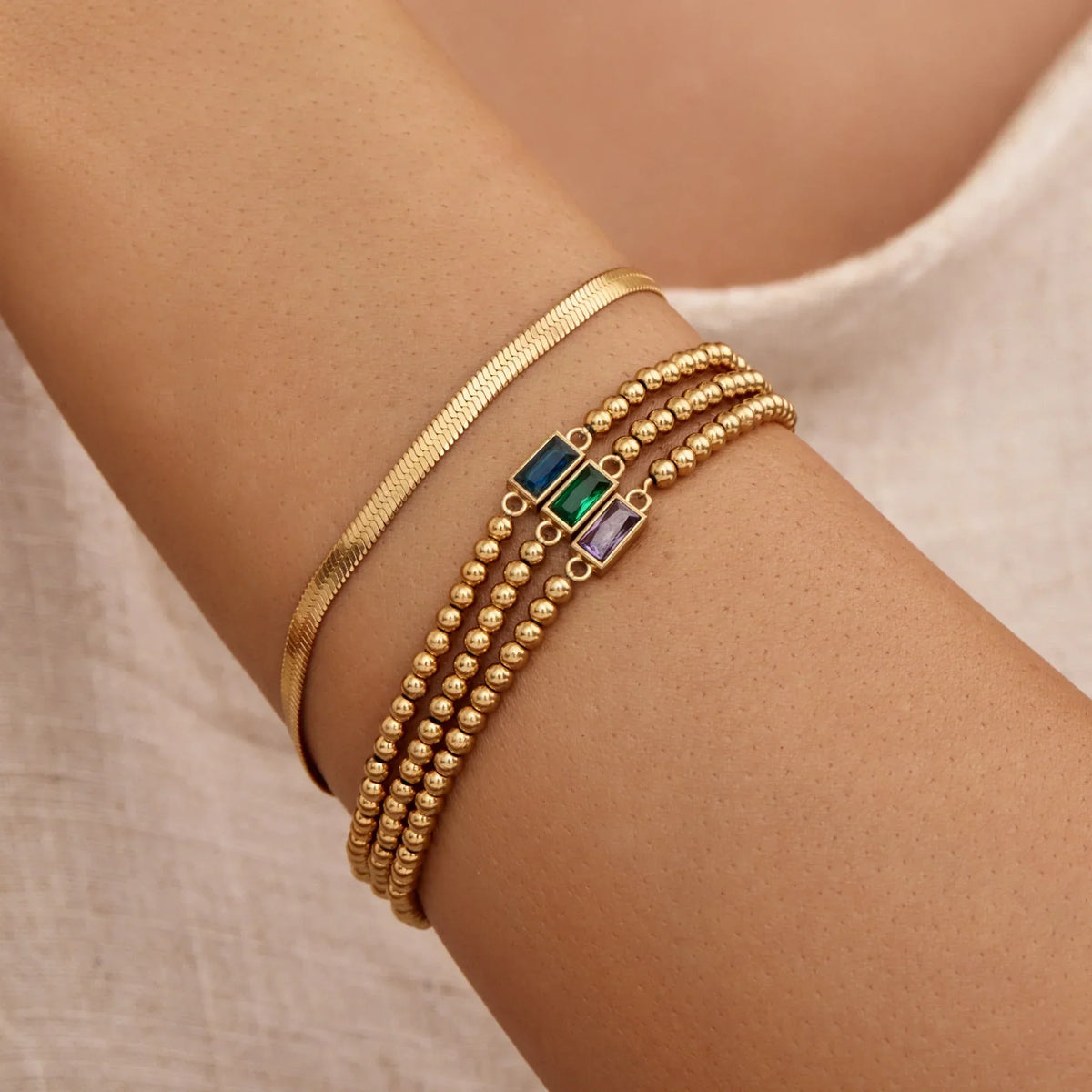 Bracelet doré à perles et pierre de naissance