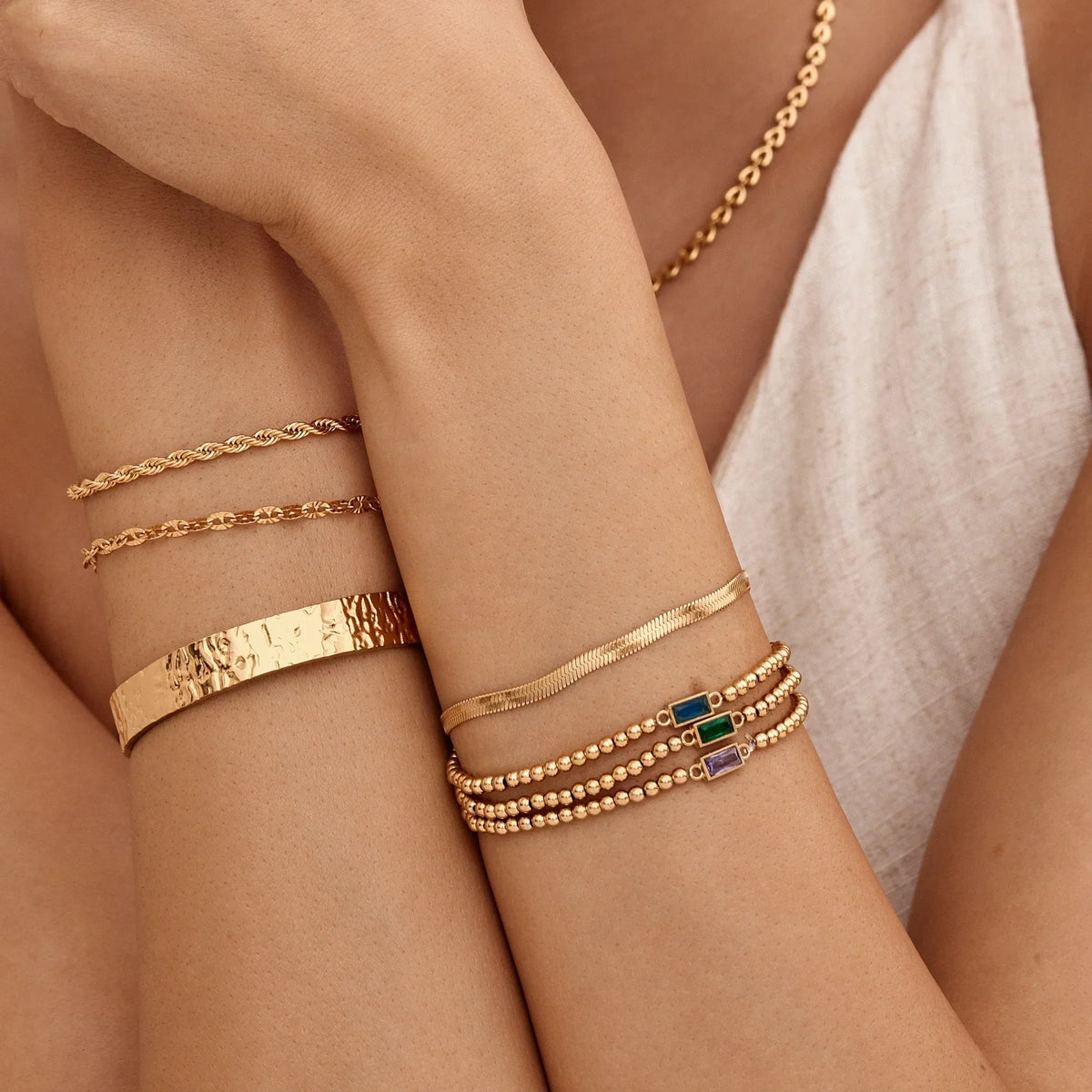Bracelet doré à perles et pierre de naissance