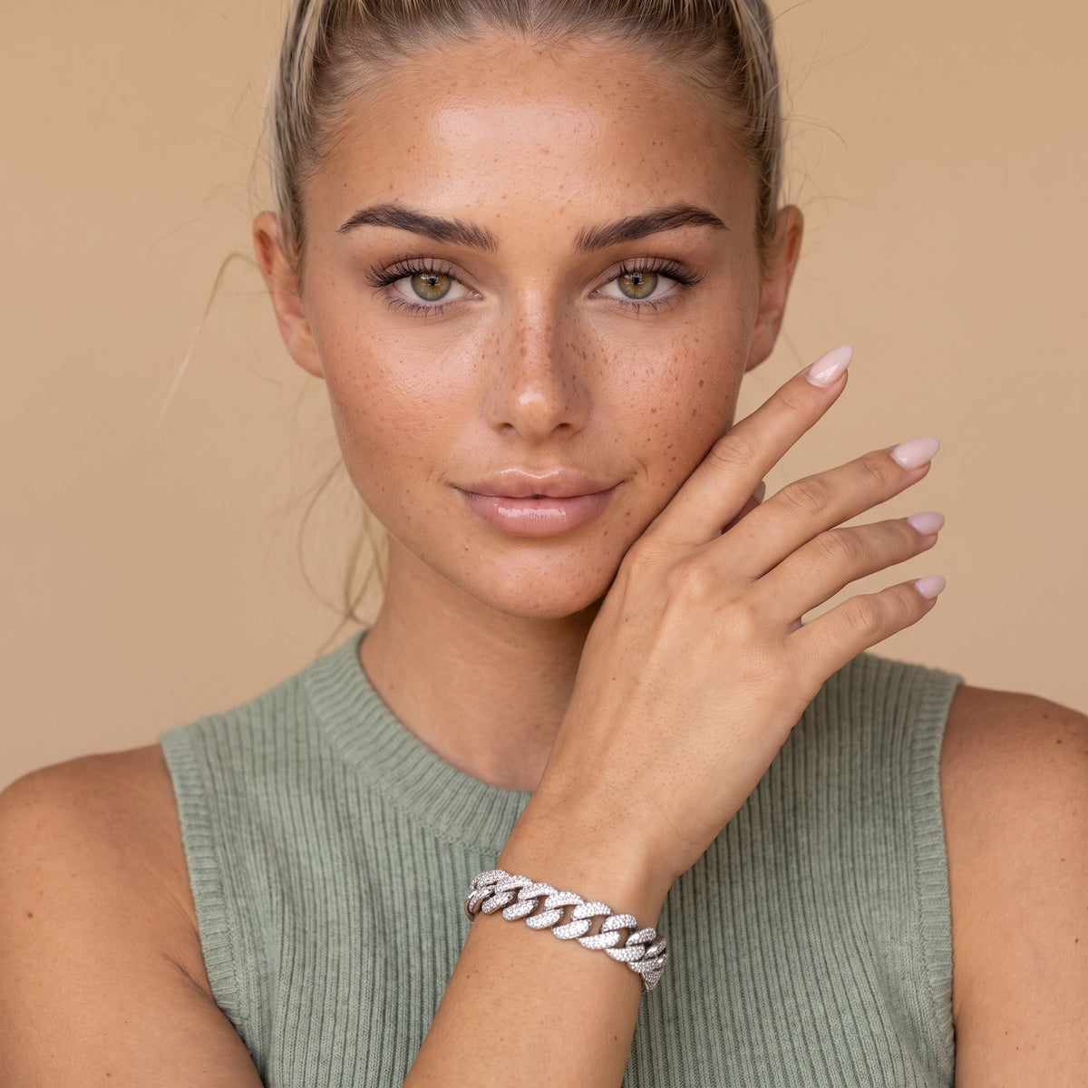 Pulsera tipo eslabón cubano grueso con pavé