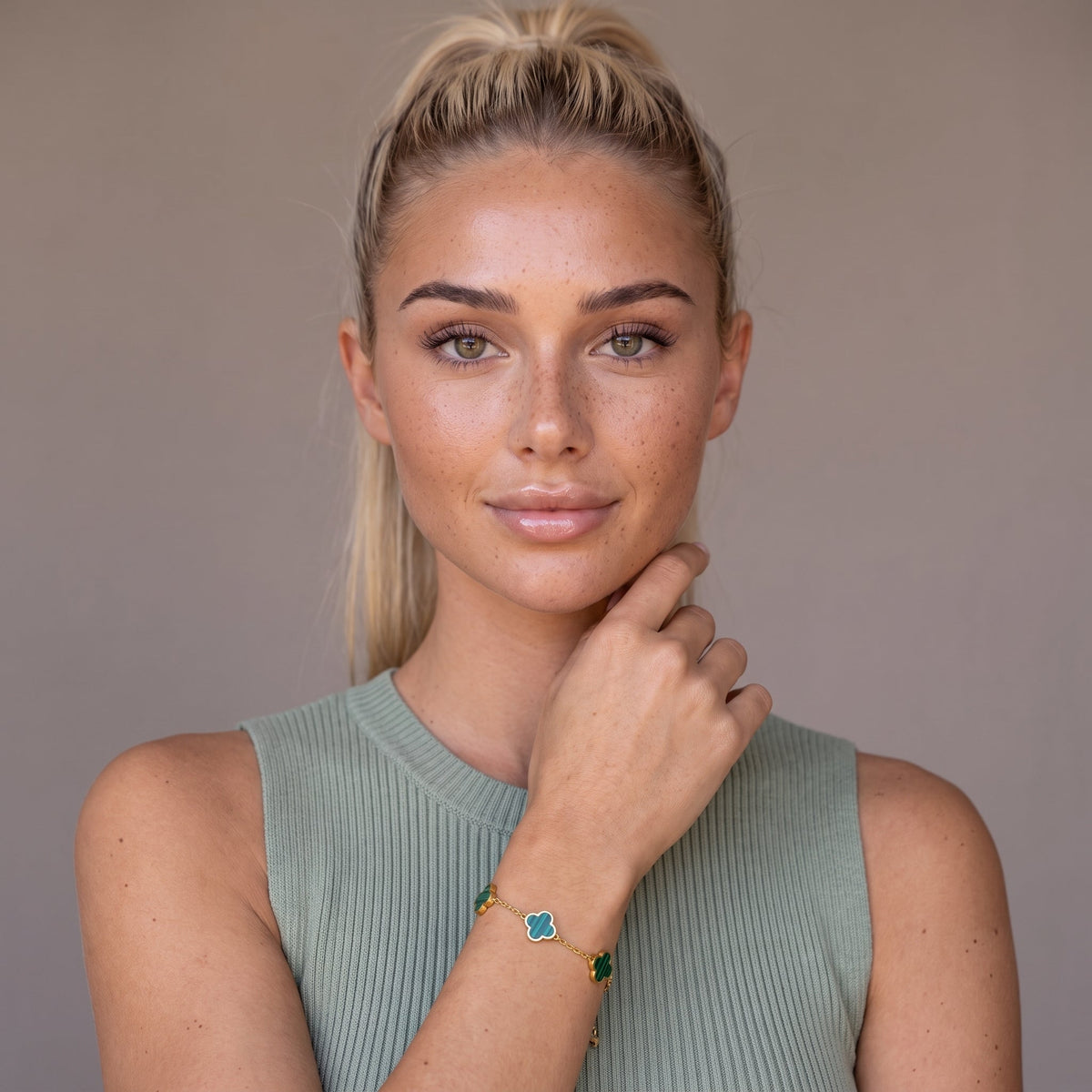 Pulsera delicada con trébol verde