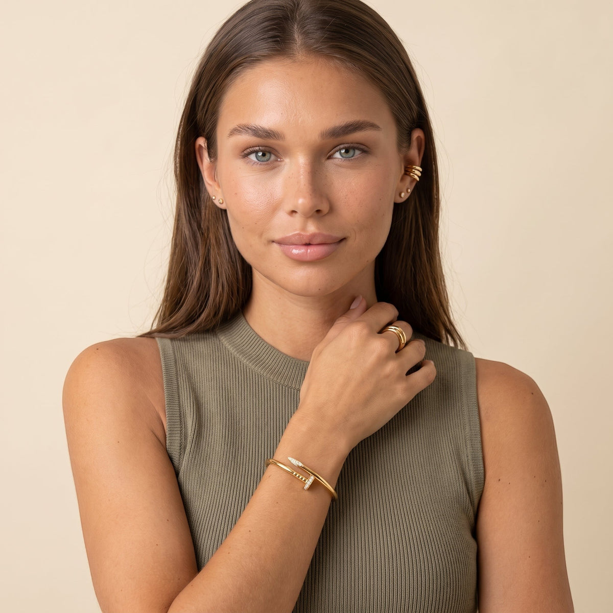 Pulsera tipo brazalete Nail dorada con pavé