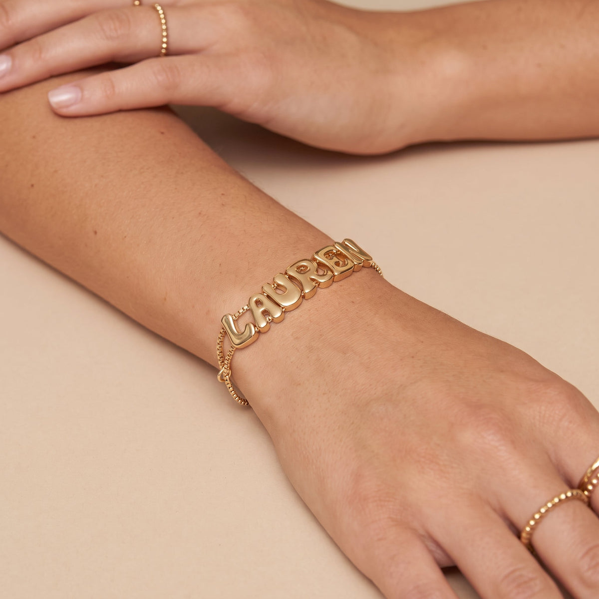 Bracelet personnalisé à prénom en lettres bulles dorées