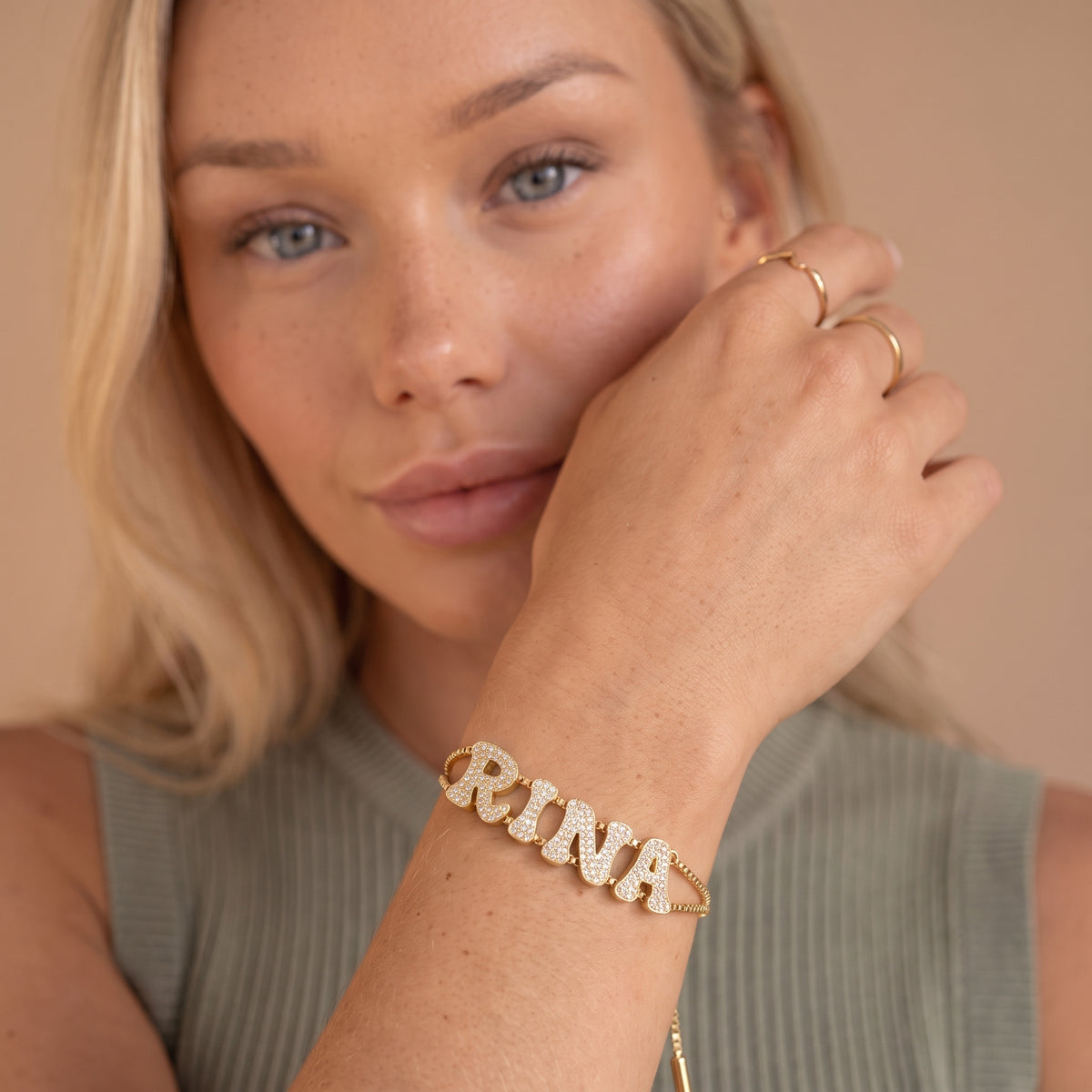Pulsera dorada con nombre y letra pavé