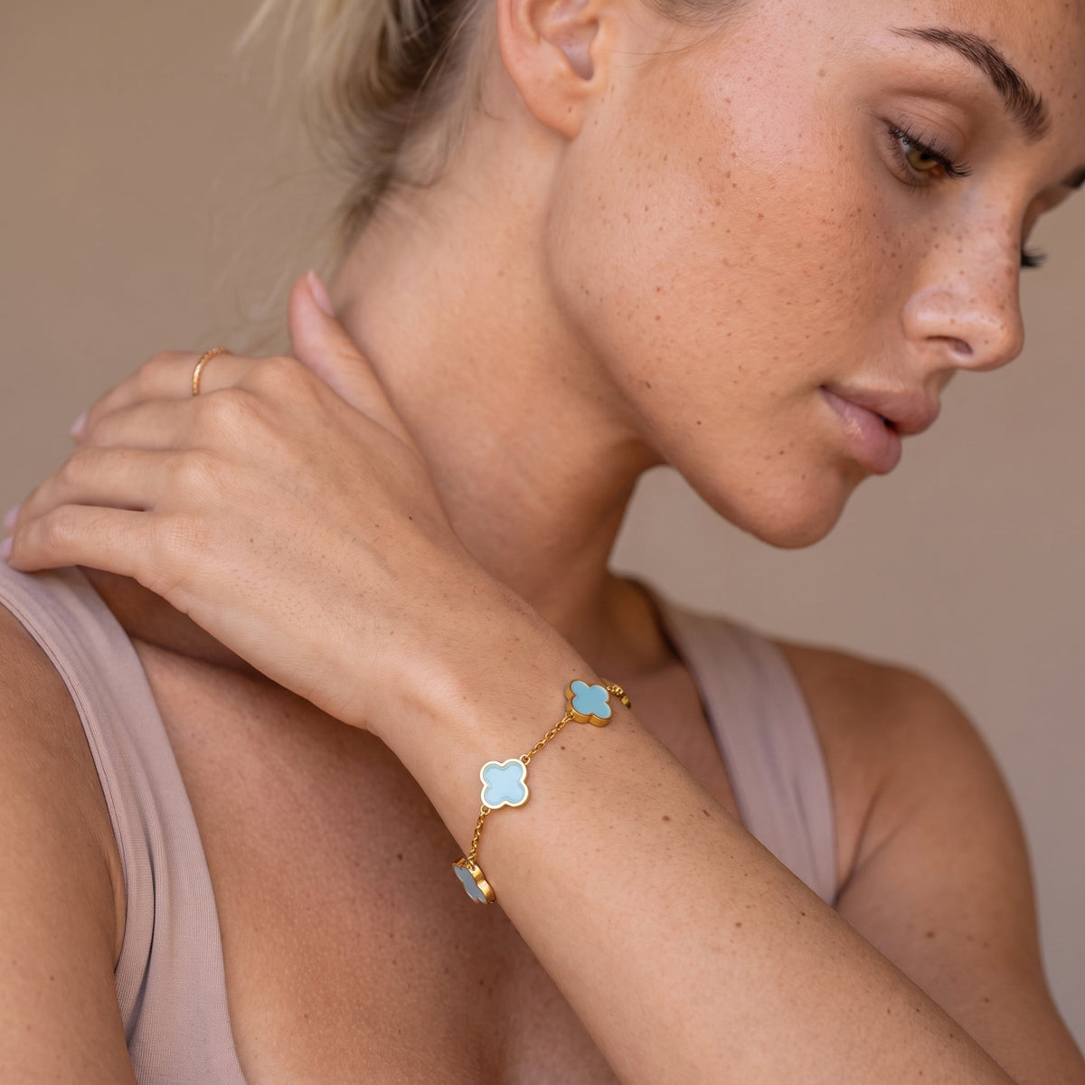 Bracelet trèfle bleu layette délicat