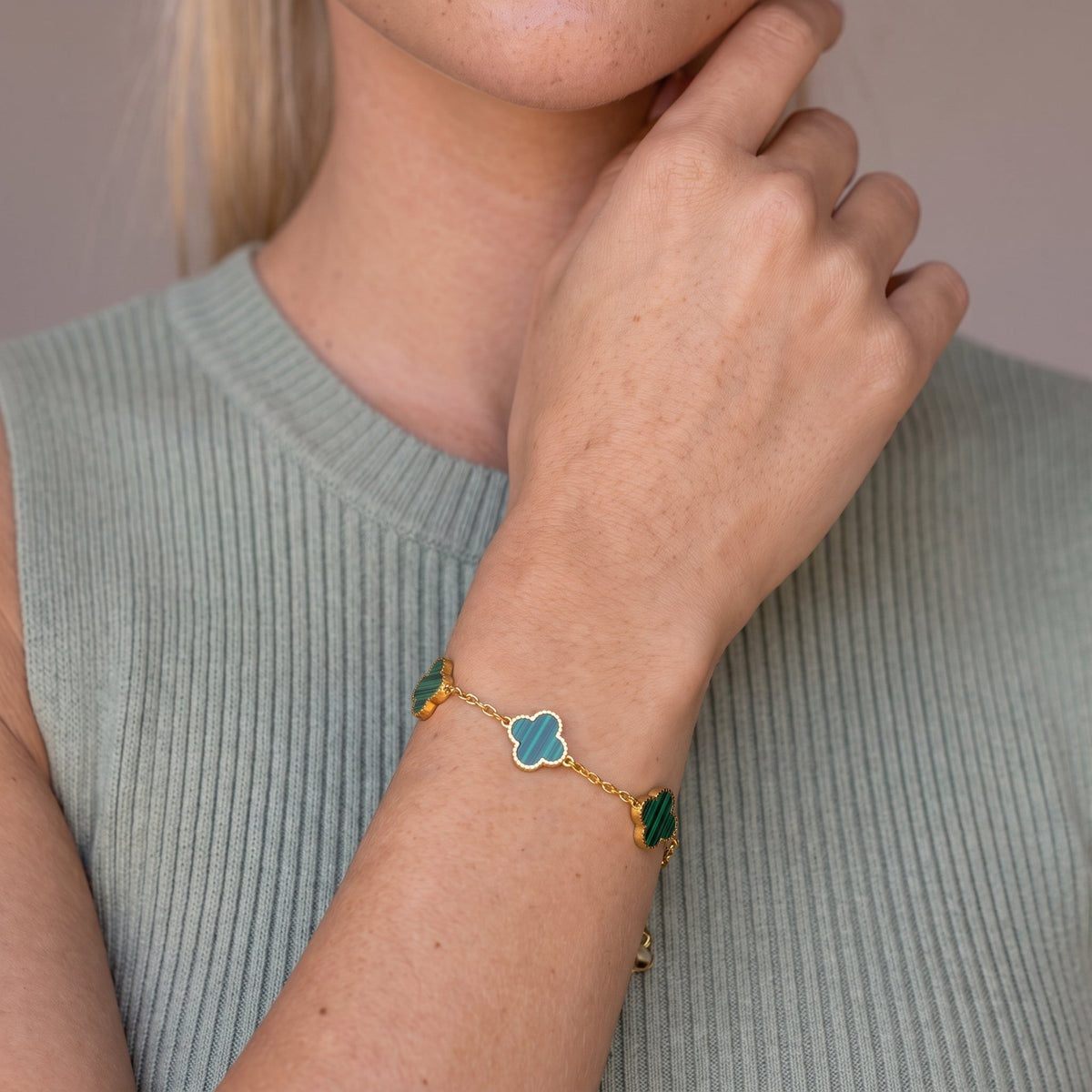 Pulsera delicada con trébol verde