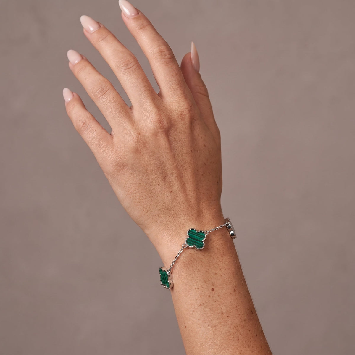 Pulsera delicada con trébol verde