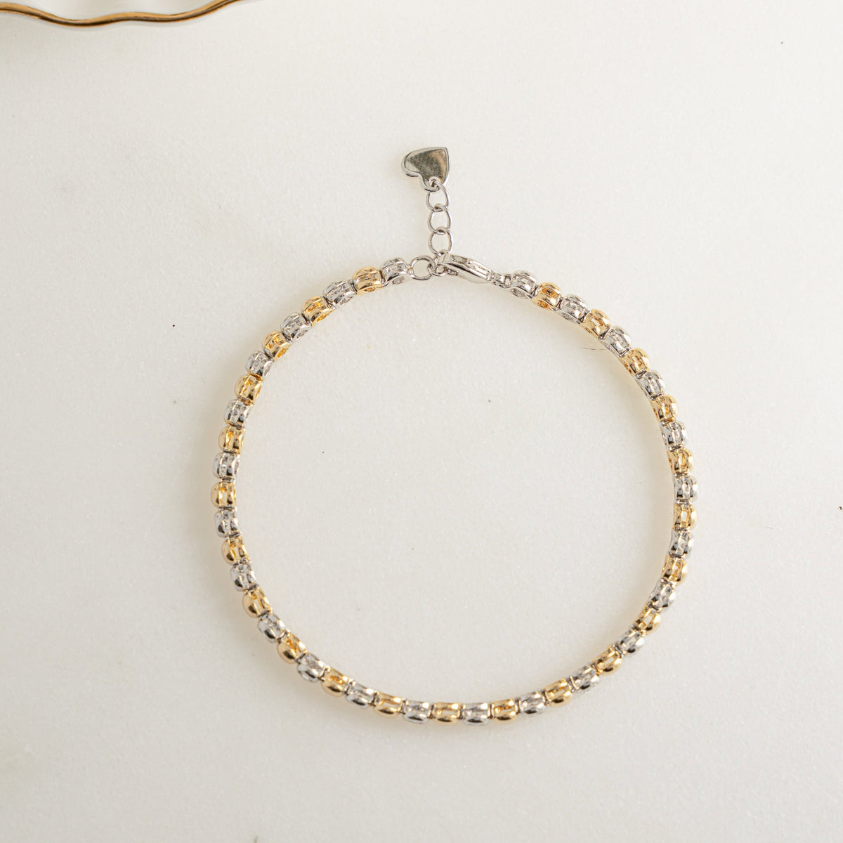 Bracelet tennis bicolore à perles et sertis clos