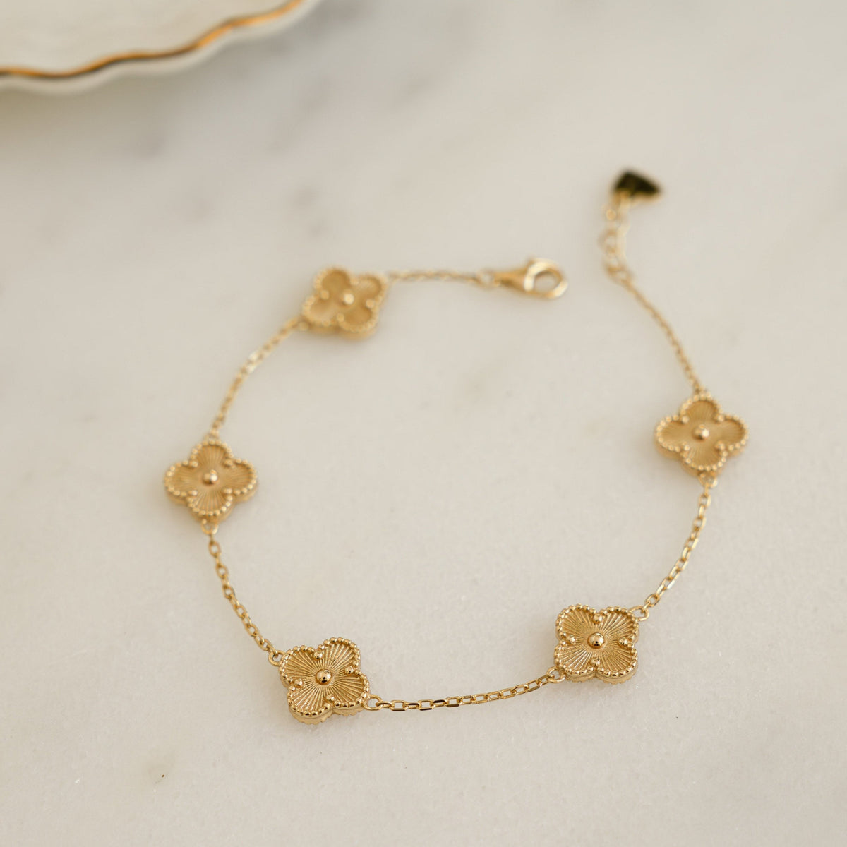 Pulsera de trébol de la suerte detallado