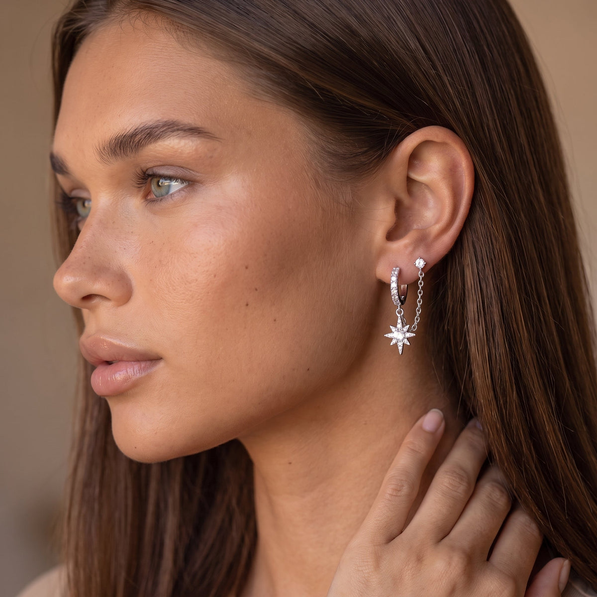 Boucles d’oreilles puces huggie chaînées Starlight