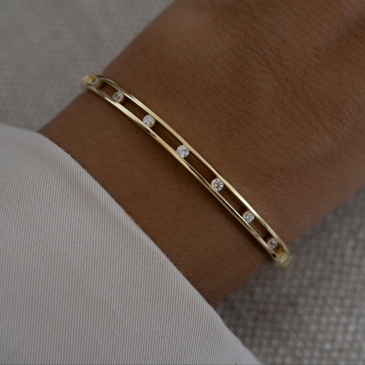 Bracelet jonc élégant serti de pierres