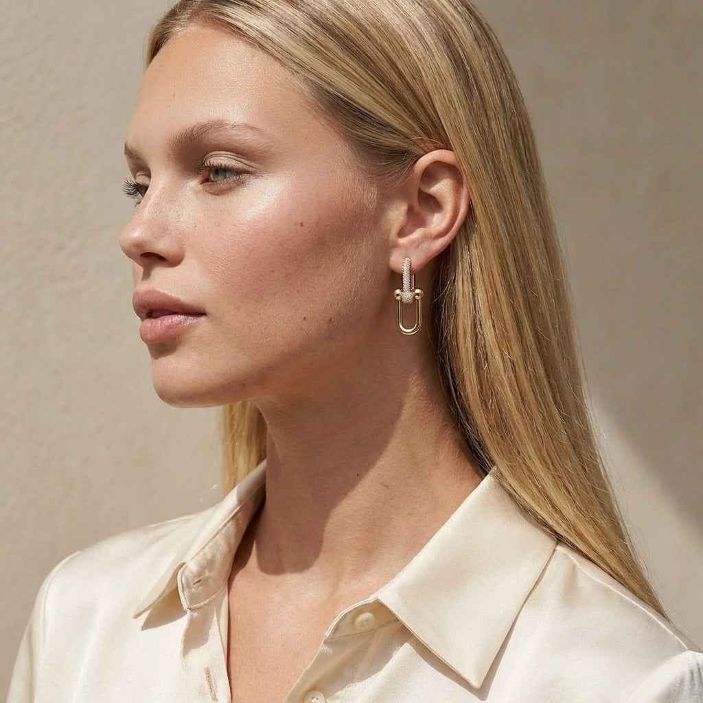 Boucles d’oreilles signature à maillons pavés de diamants