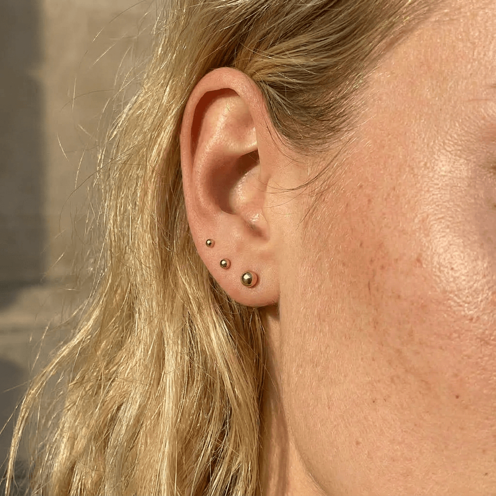 Petites boucles d’oreilles à tige plate arrière en forme de sphère