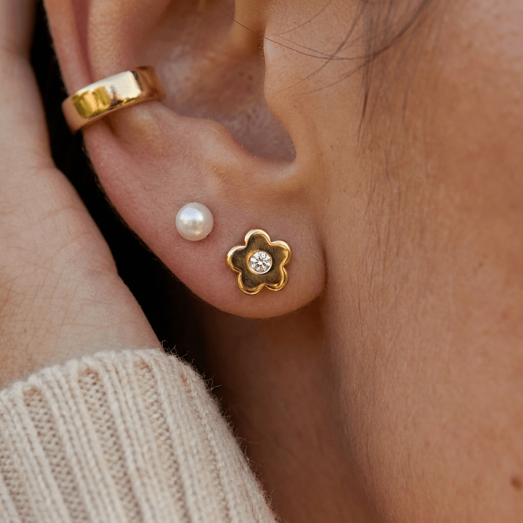 Boucles d’oreilles délicates à tige plate arrière en forme de marguerite