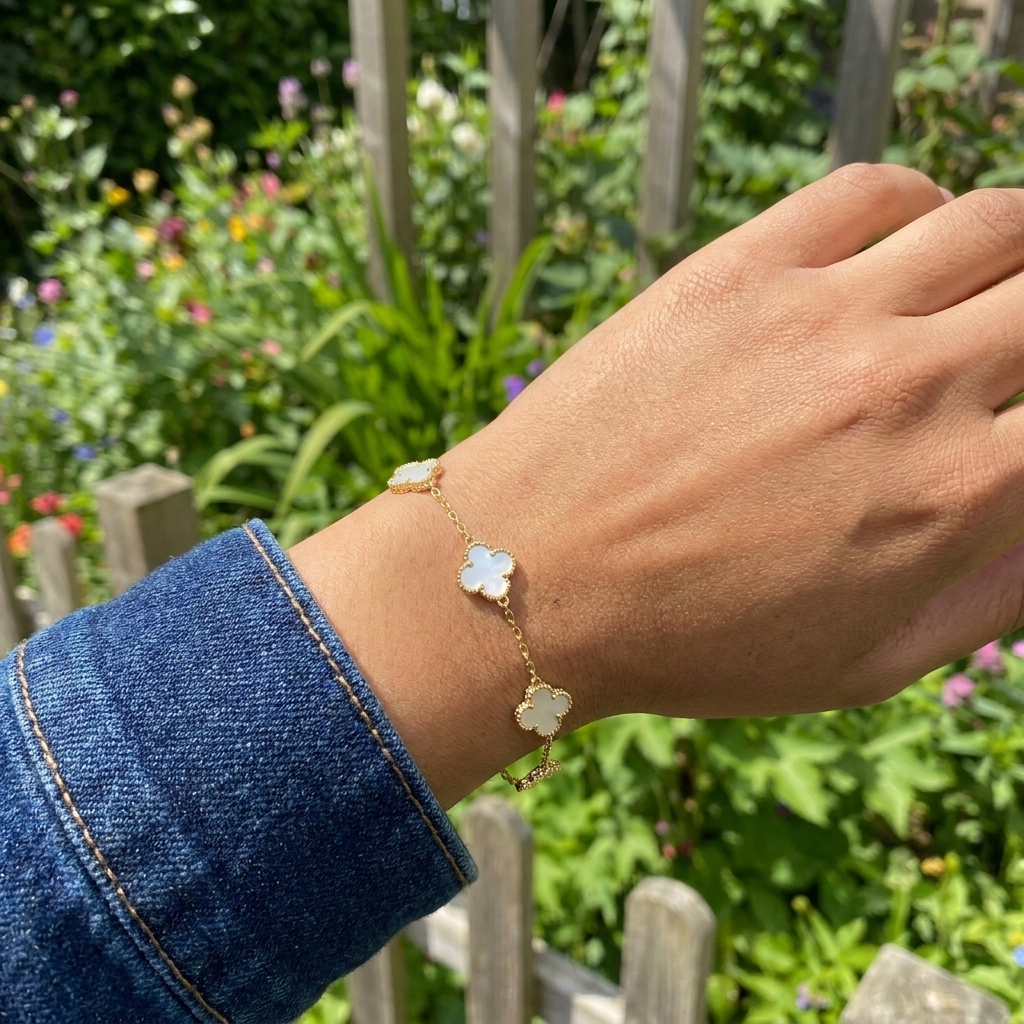 Bracelet délicat à breloque trèfle en nacre