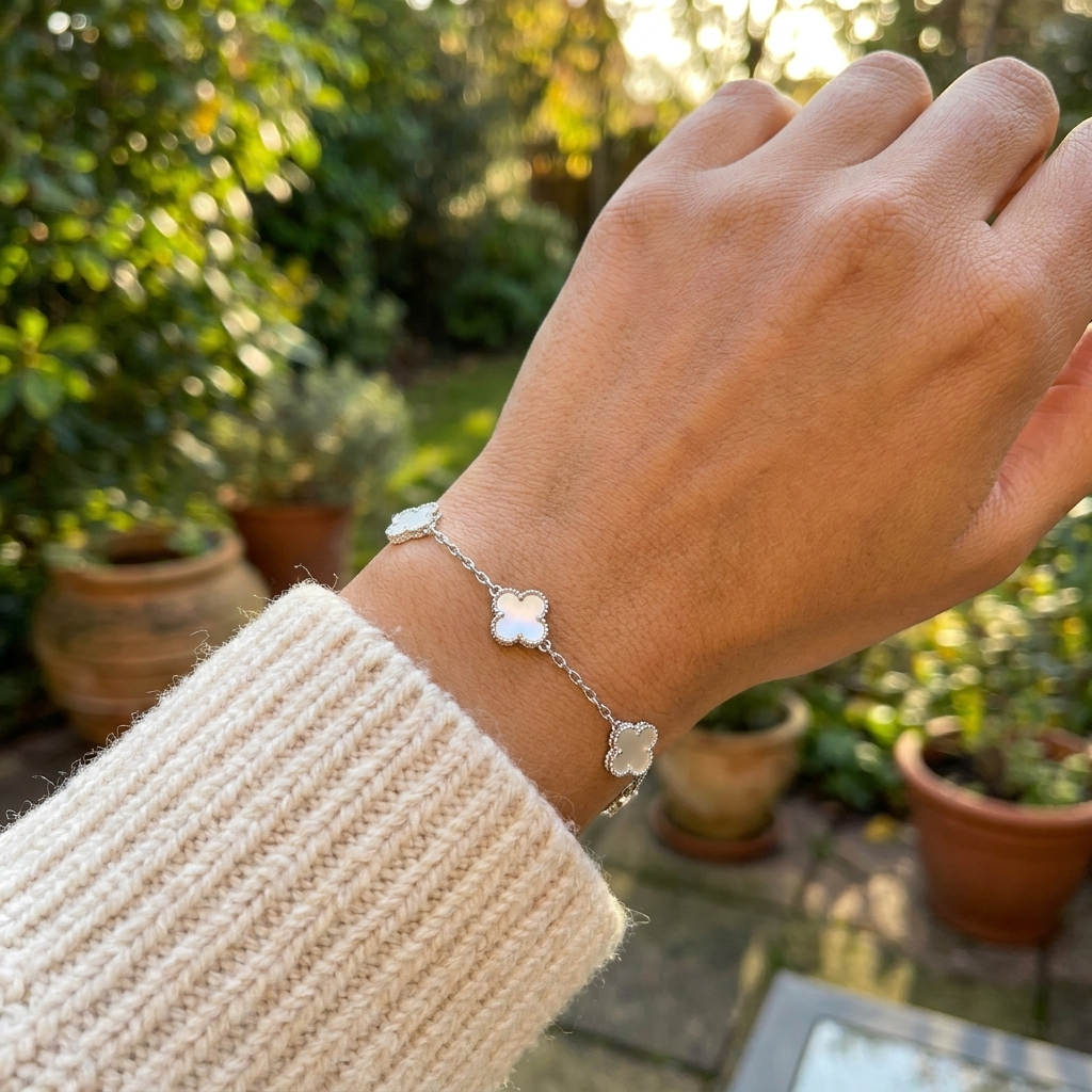 Bracelet délicat à breloque trèfle en nacre