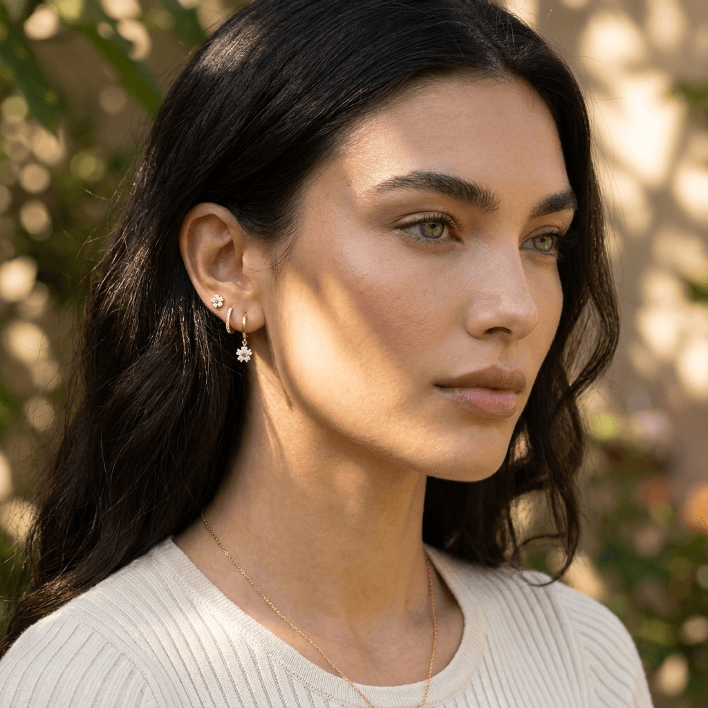 Set de boucles d’oreilles puces et créoles à fleurs en cristaux dorés