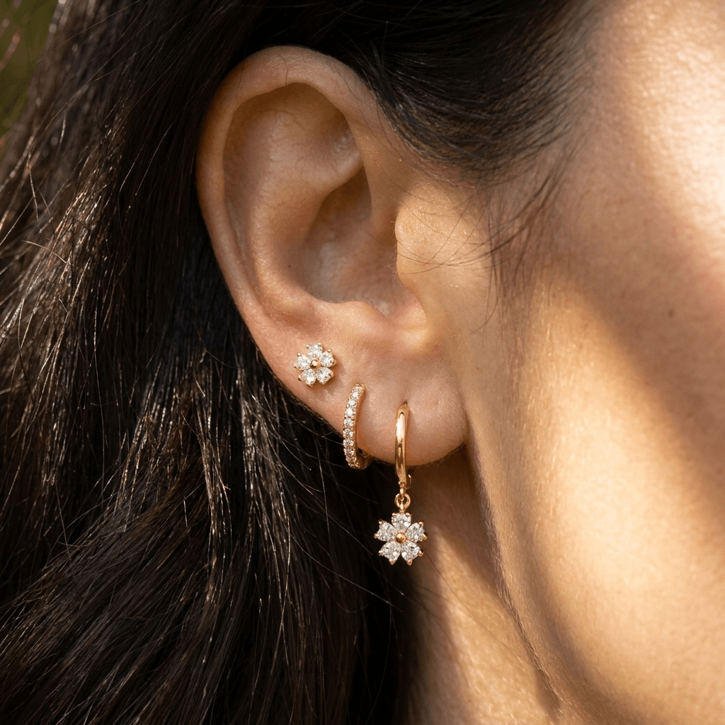 Set de boucles d’oreilles puces et créoles à fleurs en cristaux dorés