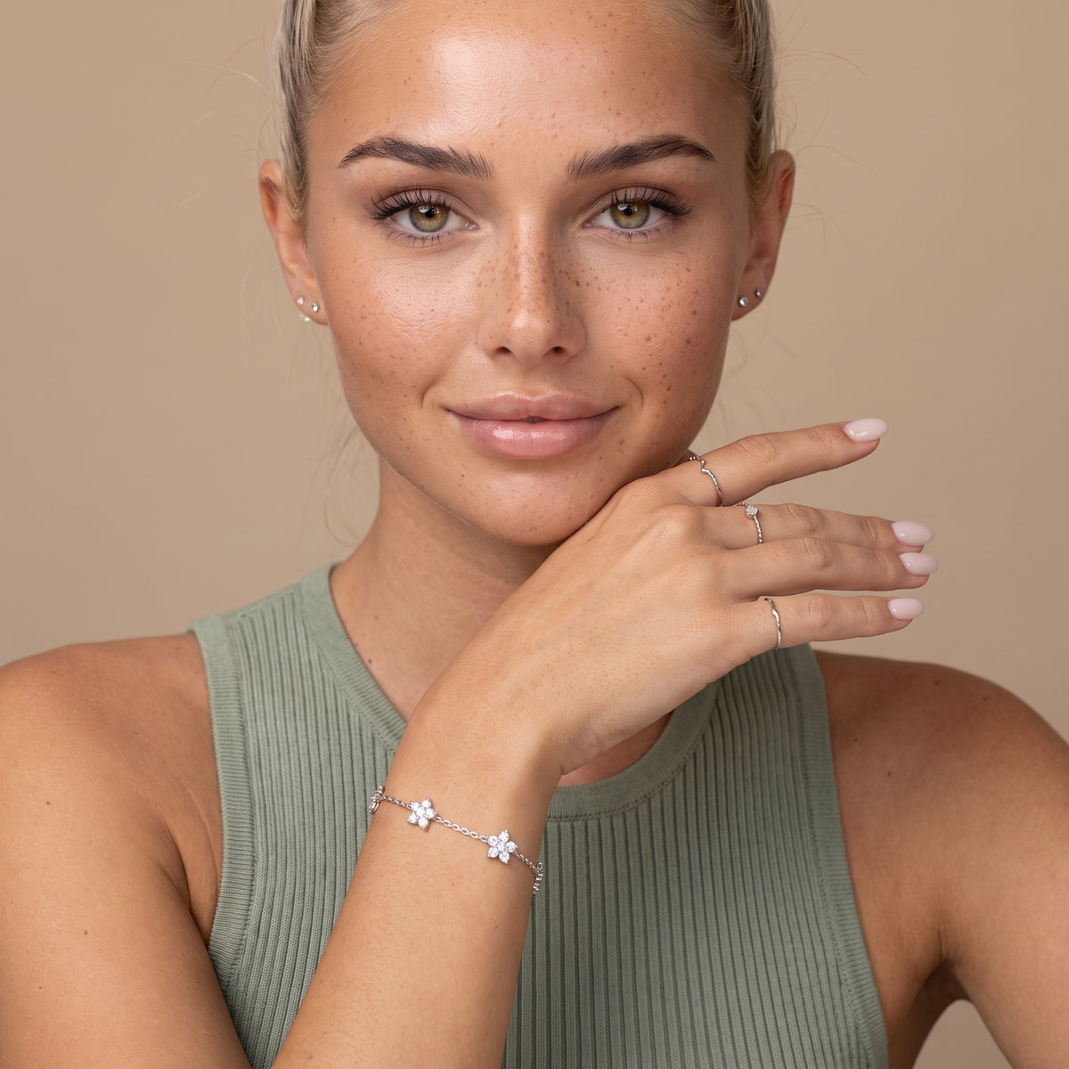 Bracelet chaîne à fleurs en zircons cubiques Mia