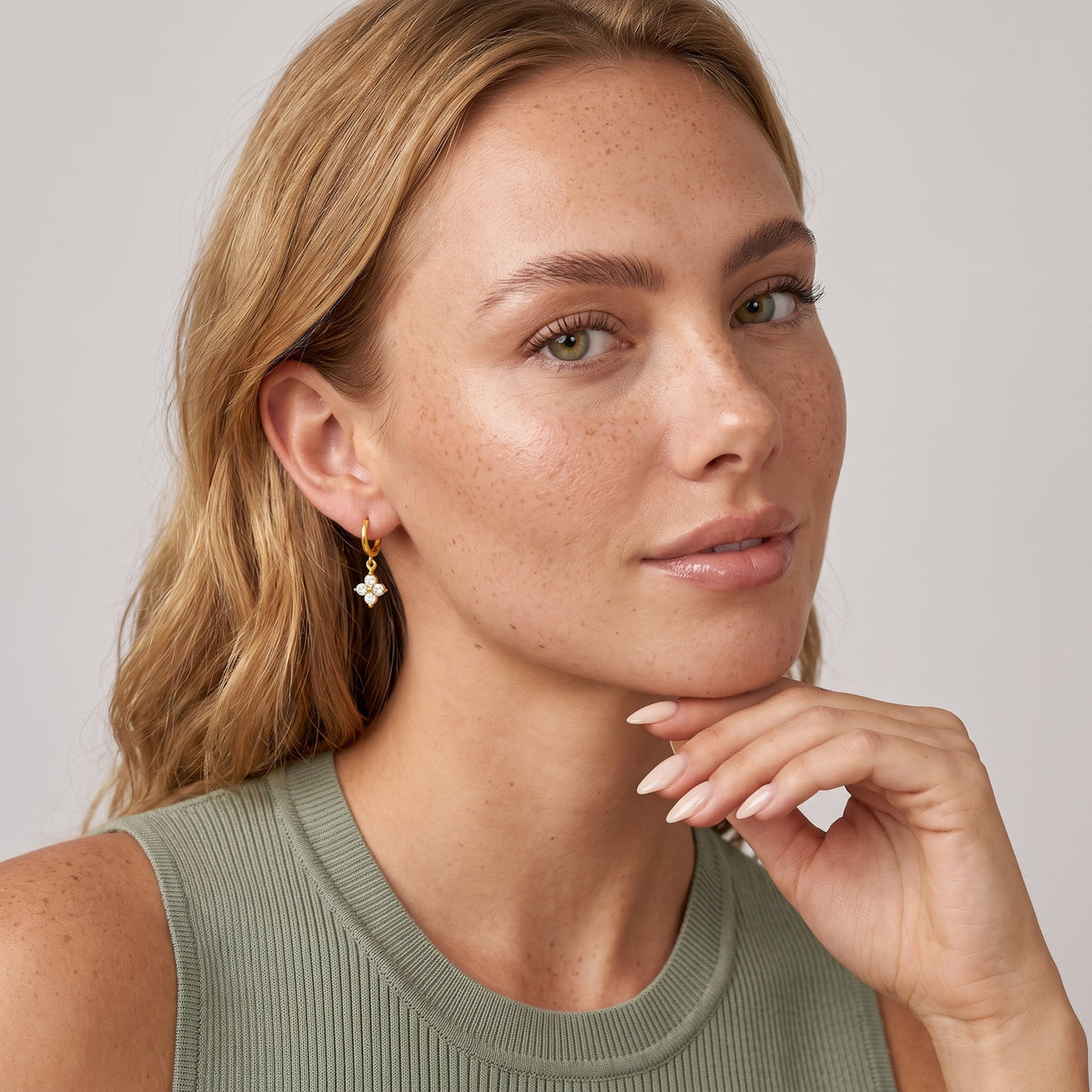 Boucles d’oreilles créoles serre-boucles à trèfle en cristal