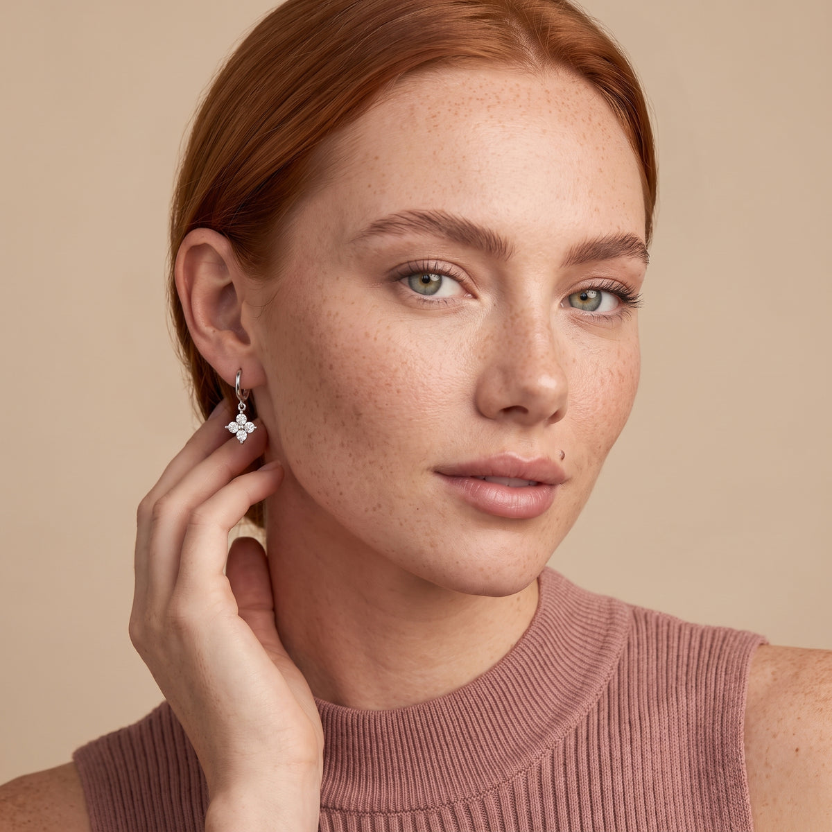 Boucles d’oreilles créoles serre-boucles à trèfle en cristal