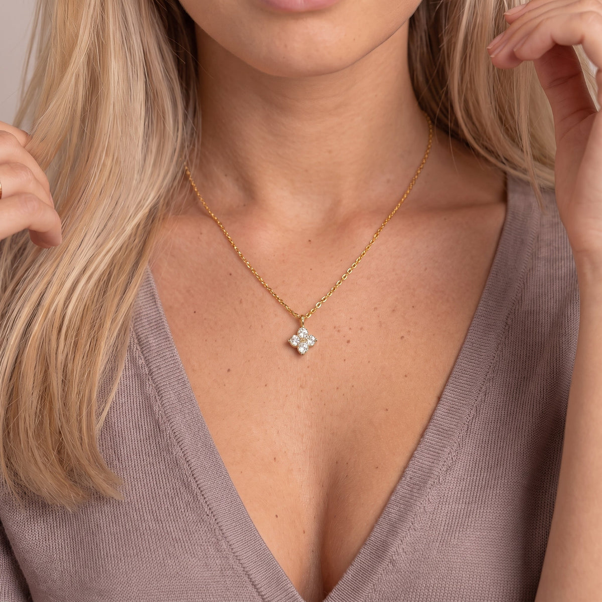 Collier à pendentif trèfle doré en zircons cubiques