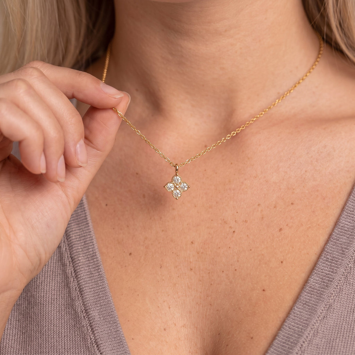Collier à pendentif trèfle doré en zircons cubiques