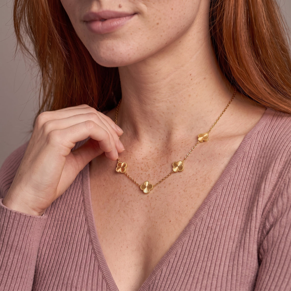 Collar dorado de trébol de cuatro hojas
