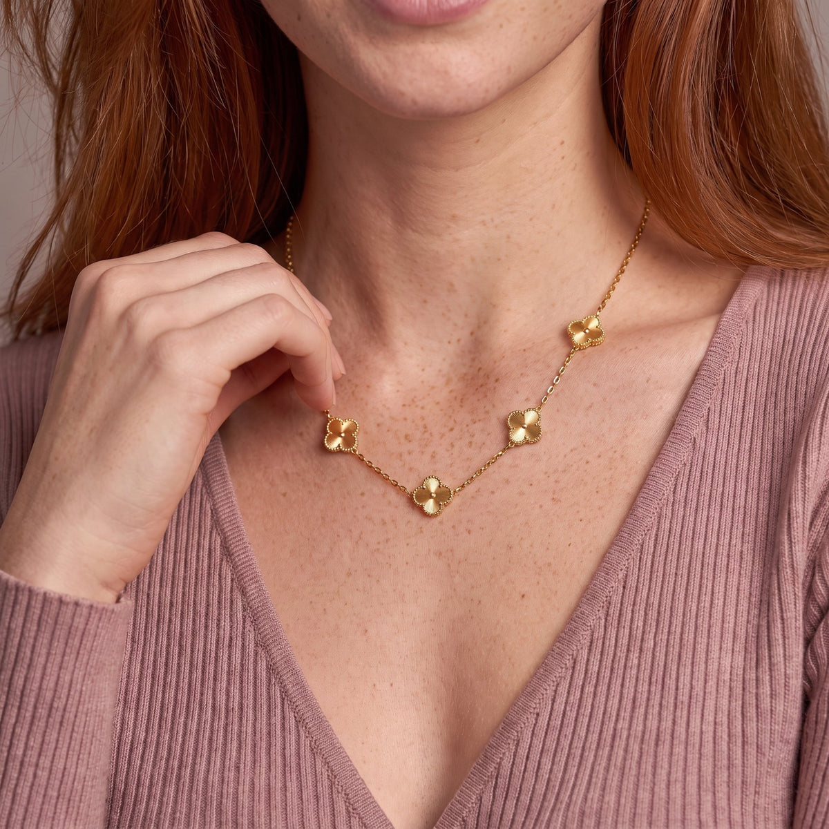 Collar dorado de trébol de cuatro hojas