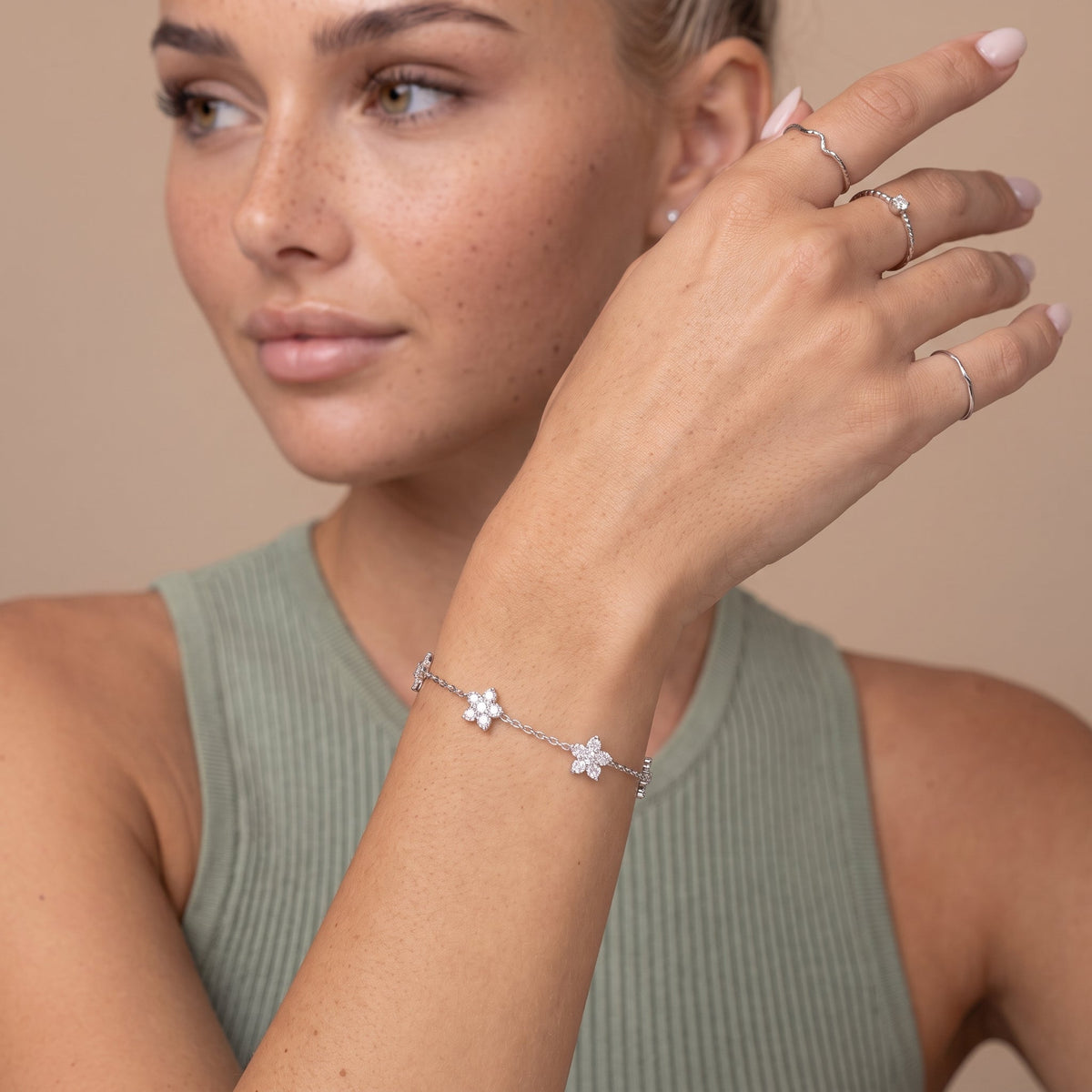 Bracelet chaîne à fleurs en zircons cubiques Mia