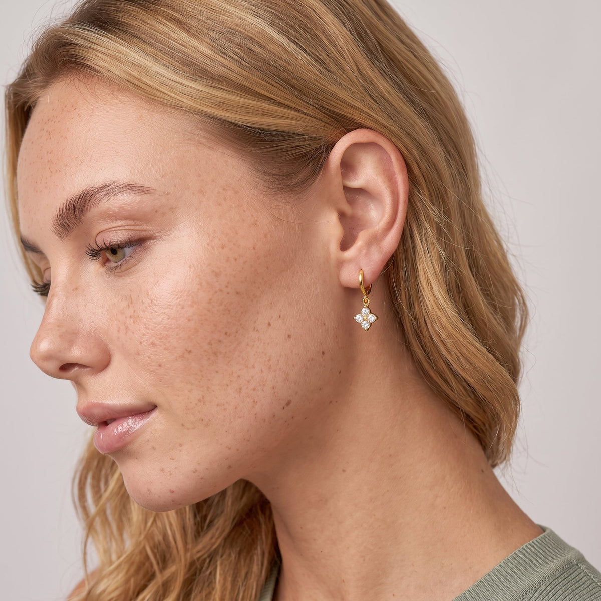 Boucles d’oreilles créoles serre-boucles à trèfle en cristal