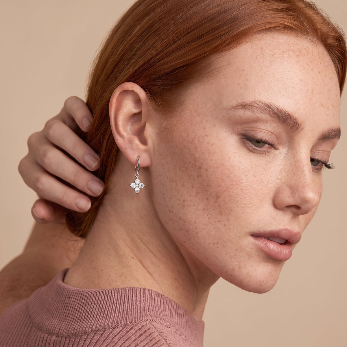 Boucles d’oreilles créoles serre-boucles à trèfle en cristal