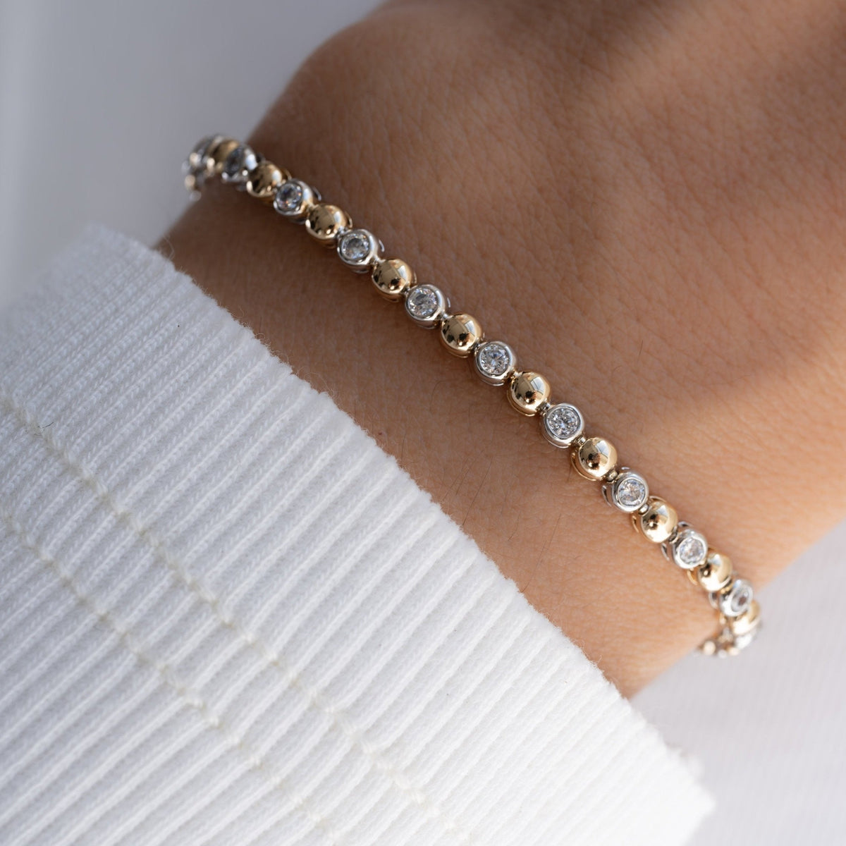 Bracelet tennis bicolore à perles et sertis clos